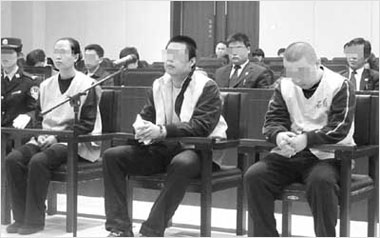 图为庭审现场（从左至右依次为陈铃、姜飚、高晓峰）