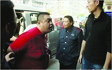 南京四平路拔刀捅人肇事司机落网