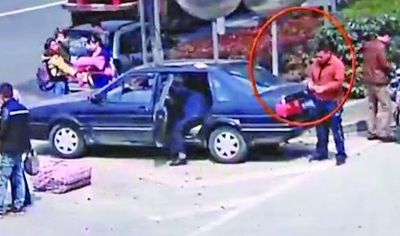 监控录像中被撞身亡的男子（圈中人）