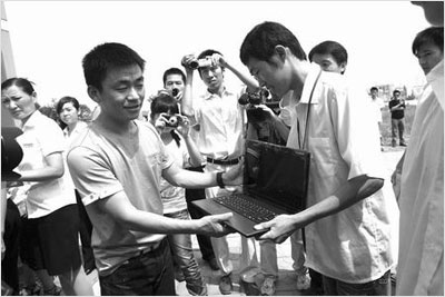 王宝强曾到学校为新生发放笔记本电脑 王宝强曾到学校为新生发放笔记本电脑