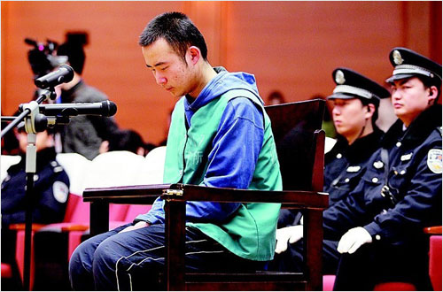 药家鑫在庭审中 药家鑫在庭审中