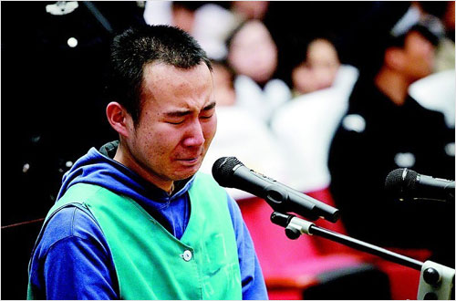 药家鑫在庭审过程中痛哭 药家鑫在庭审过程中痛哭