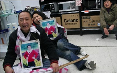 死者父母在南京新街口沃尔玛大卖场门前