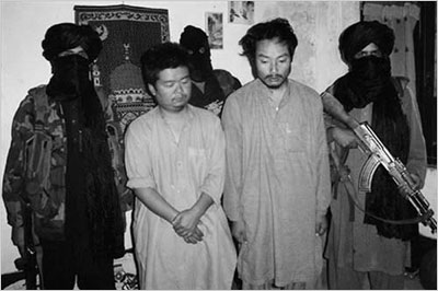 被绑架中的龙晓伟、张国 被绑架中的龙晓伟、张国