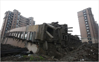 莲花河畔景苑的在建13层楼房整体倒塌